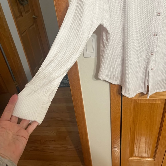 White button front top Tommy Hilfiger SZ L Thermal texture v neck long s… - Picture 8 of 12
